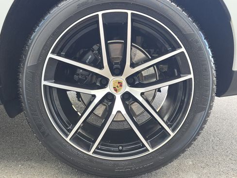 Certified 2025 Porsche Macan image 30