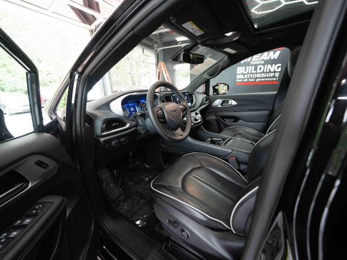 Used 2025 Chrysler Pacifica Limited FWD image 8