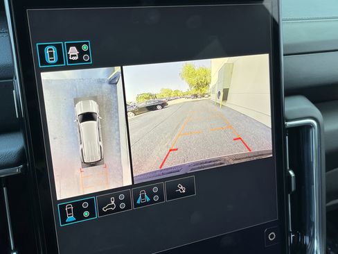 Used 2025 GMC Yukon XL Denali RWD image 4