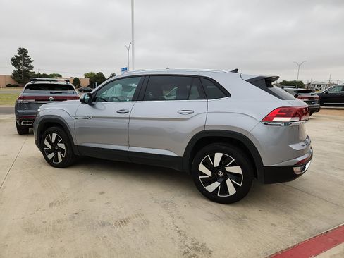 Used 2025 Volkswagen Atlas Cross Sport SE FWD image 4