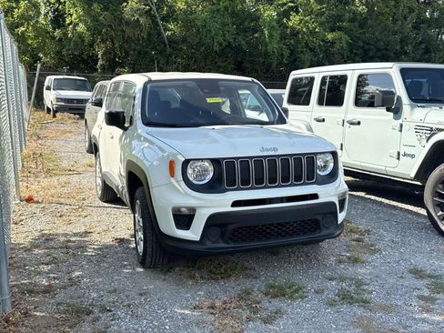 Used 2023 Jeep Renegade Latitude AWD/4WD image 3