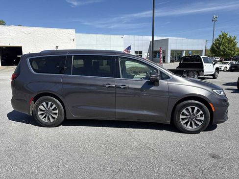 Used 2021 Chrysler Pacifica Touring-L FWD image 5