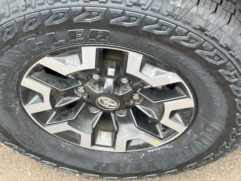 Certified 2023 Toyota Tacoma TRD Off-Road w/ Technology Package AWD/4WD image 10