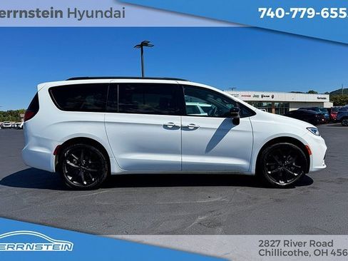 Used 2023 Chrysler Pacifica Limited w/ S Appearance Package image 33