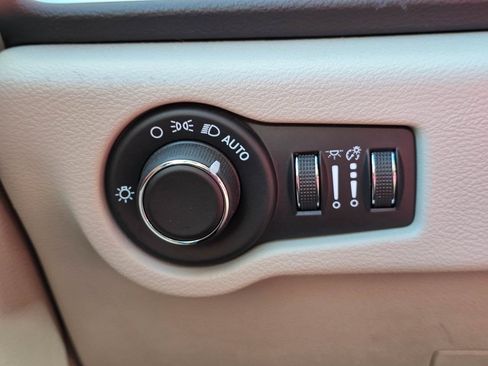 Used 2023 Chrysler Voyager LX FWD image 24
