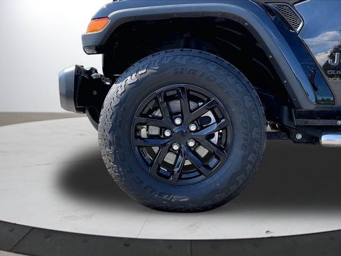 Used 2023 Jeep Gladiator Sport AWD/4WD image 32