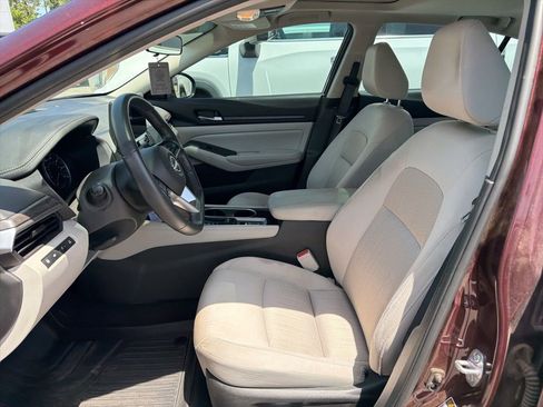 Used 2024 Nissan Altima 2.5 SV w/ SV Premium Package FWD image 2