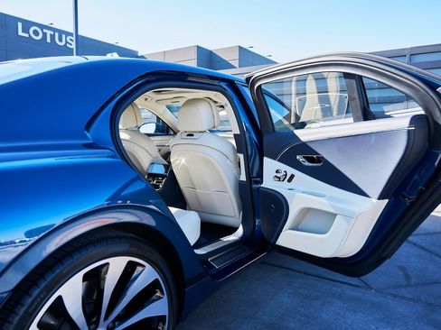 Used 2024 Bentley Flying Spur V8 image 23