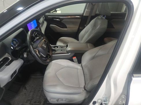 Used 2023 Toyota Highlander Platinum image 11