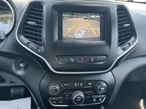 Used 2021 Jeep Cherokee Latitude Plus image 23