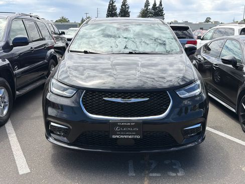 Used 2023 Chrysler Pacifica Touring-L FWD image 2