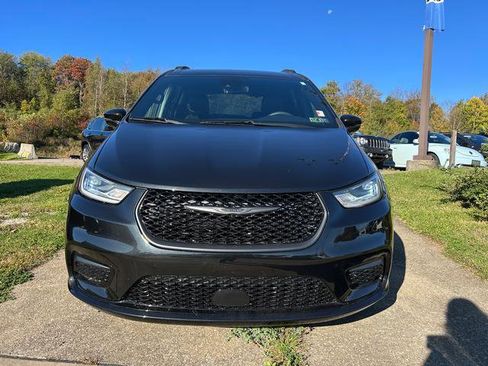 Certified 2022 Chrysler Pacifica Touring-L w/ S Appearance Package image 3