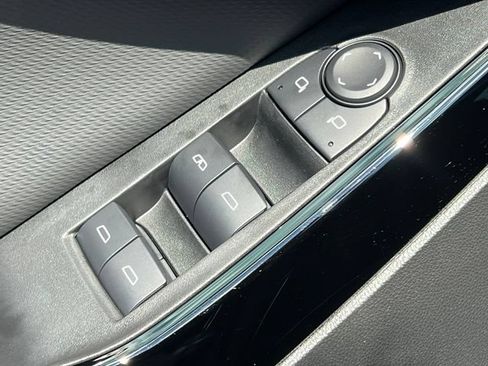 Used 2025 Chevrolet Equinox LT w/ Safety and Technology Package FWD image 13
