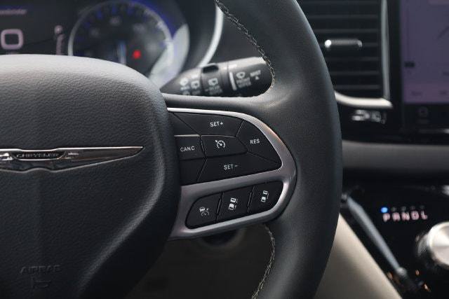 Certified 2024 Chrysler Pacifica Touring-L FWD image 16