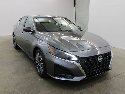 Used 2025 Nissan Altima 2.5 SV FWD image 6