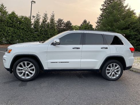 Used 2017 Jeep Grand Cherokee Limited image 9