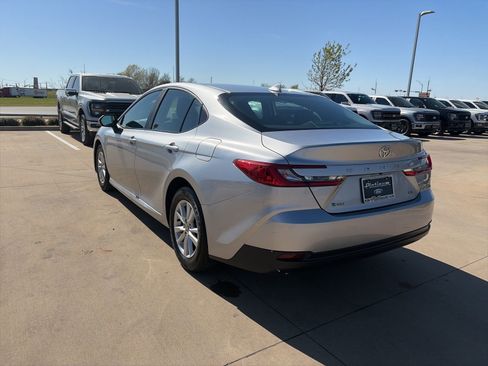 Used 2025 Toyota Camry LE image 3