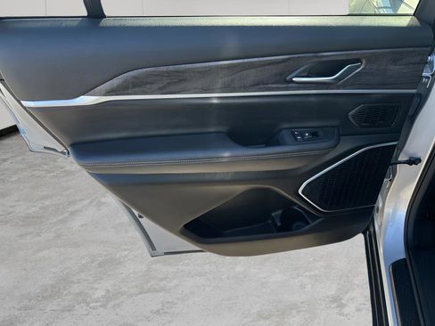 Used 2022 Jeep Grand Cherokee L Limited w/ Black Appearance Package image 17