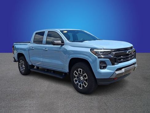 Used 2025 Chevrolet Colorado Z71 w/ Technology Package AWD/4WD image 3