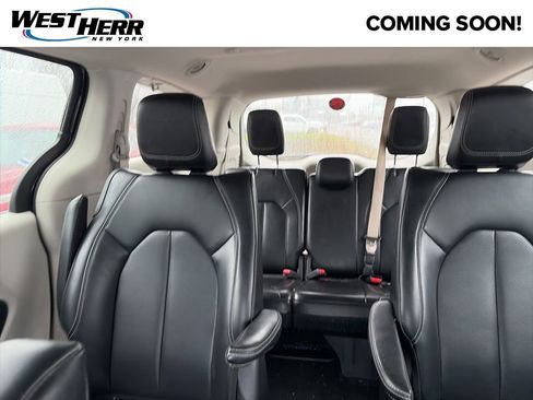 Used 2023 Chrysler Pacifica Touring-L w/ Uconnect Theater Family Group FWD image 10