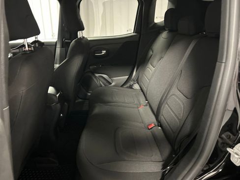 Used 2019 Jeep Renegade Latitude w/ Cold Weather Group FWD image 21