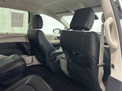 Used 2023 Chrysler Pacifica Touring-L image 54