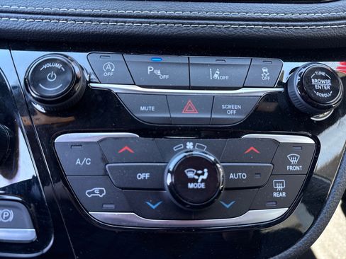 Used 2026 Chrysler Pacifica Limited image 23