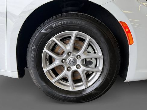 Used 2024 Chrysler Pacifica Touring-L FWD image 8