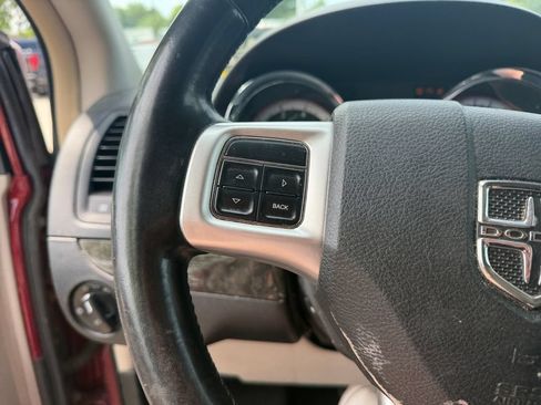 Used 2011 Dodge Grand Caravan Crew w/ Entertainment Group 1 FWD image 16