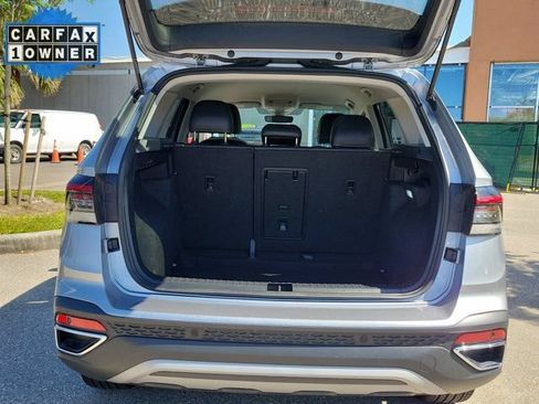 Used 2025 Volkswagen Taos SE FWD image 17