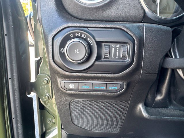 Used 2022 Jeep Wrangler Unlimited Sahara w/ Cold Weather Group AWD/4WD image 26
