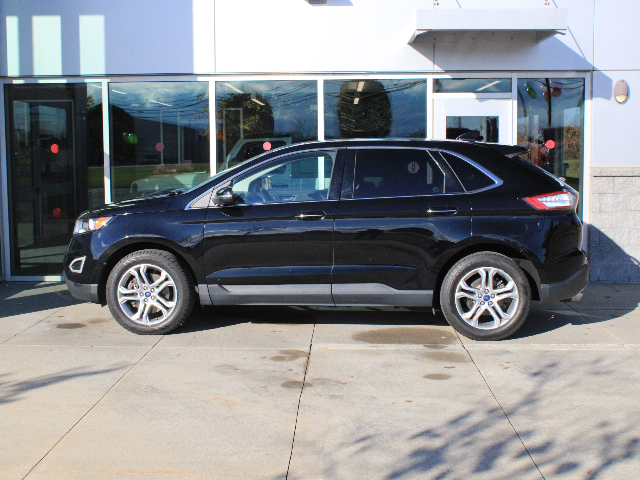 Used 2018 Ford Edge Titanium AWD/4WD image 5
