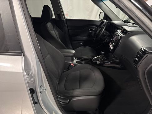 Used 2014 Kia Soul ! FWD image 26