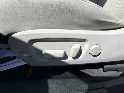 Used 2017 Toyota Highlander Limited FWD image 13