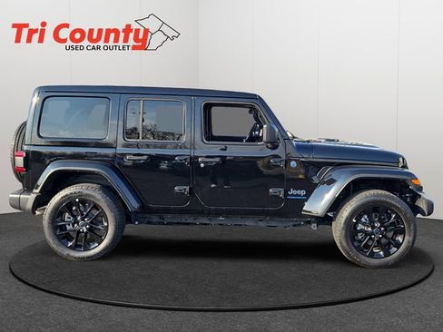 Used 2025 Jeep Wrangler Unlimited Sahara w/ Safety Group image 9