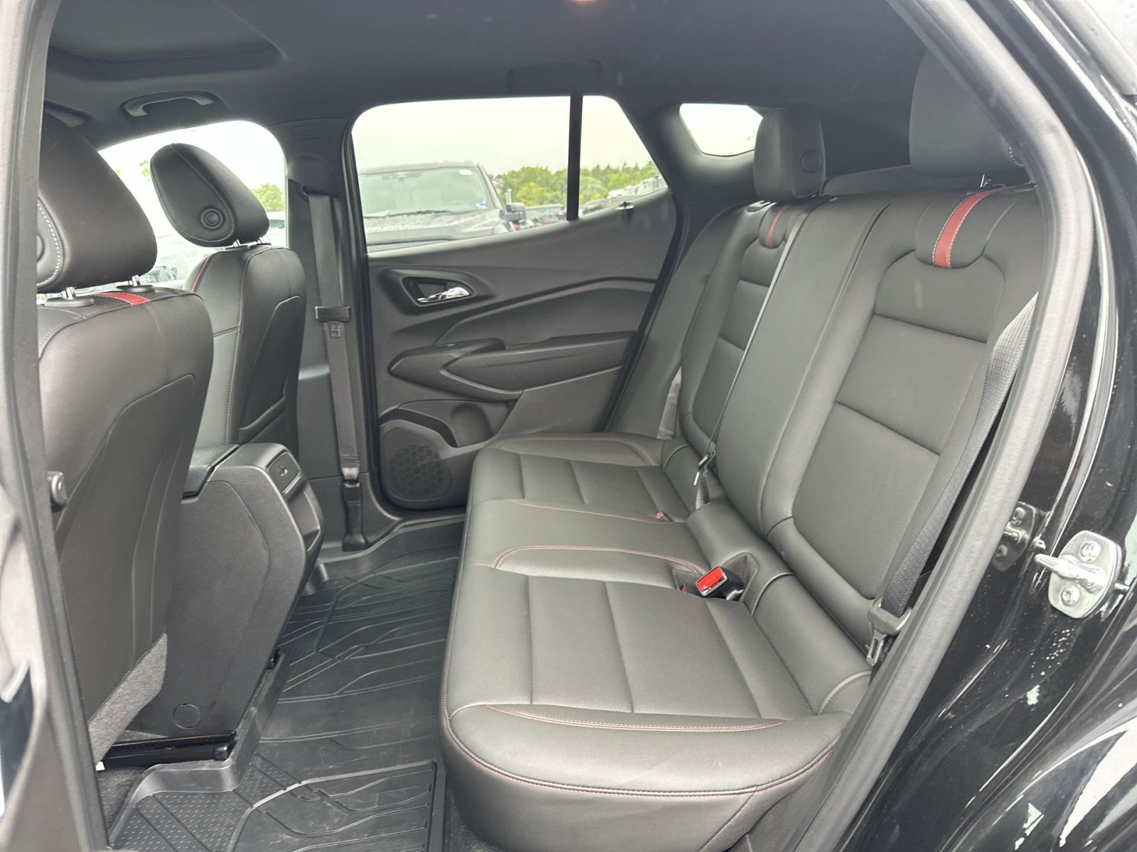 Used 2025 Chevrolet Trax RS w/ Sunroof Package FWD image 26