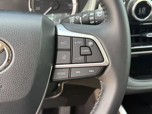 Used 2025 Toyota Highlander XLE FWD image 15