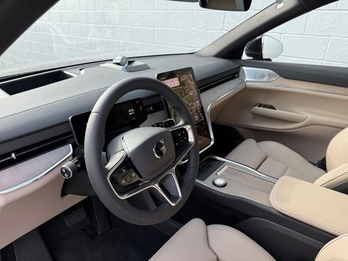 New 2025 Volvo EX90 Ultra image 16