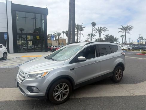 Used 2018 Ford Escape SE FWD image 2