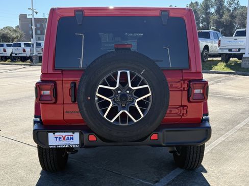 Used 2025 Jeep Wrangler Sahara image 6