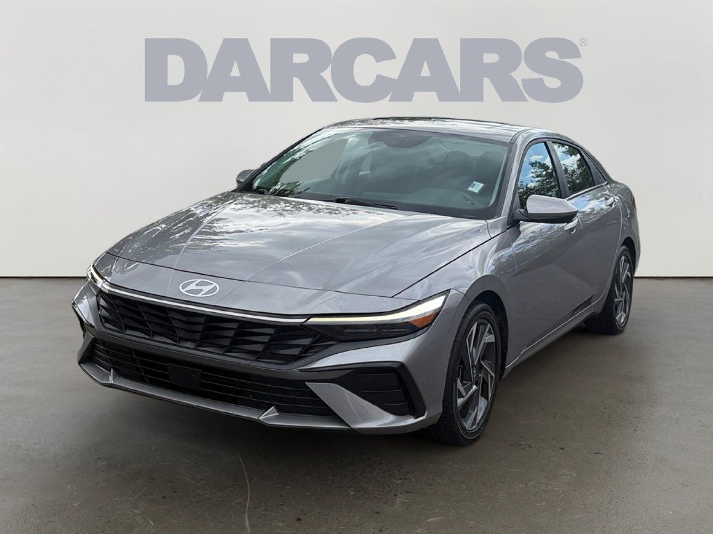 Used 2025 Hyundai Elantra SEL FWD image 3