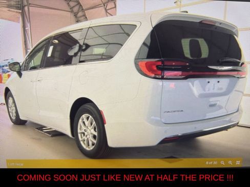 Used 2025 Chrysler Pacifica Select FWD image 8