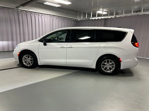 Used 2024 Chrysler Pacifica Touring-L image 4