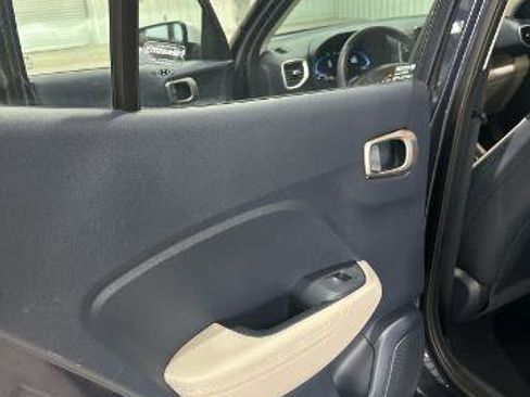 Used 2024 Hyundai Venue Limited FWD image 17