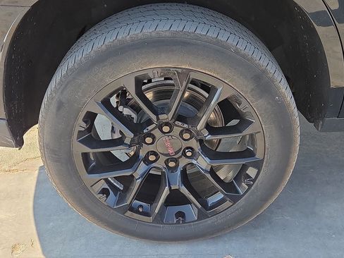 Used 2023 GMC Yukon SLE AWD/4WD image 12