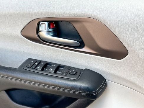 Used 2021 Chrysler Voyager Lxi image 17
