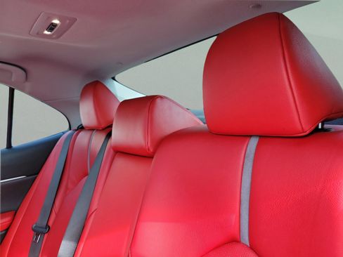 Used 2019 Toyota Camry XSE image 4