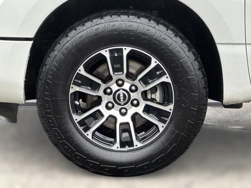 Used 2023 Nissan Titan SV image 11