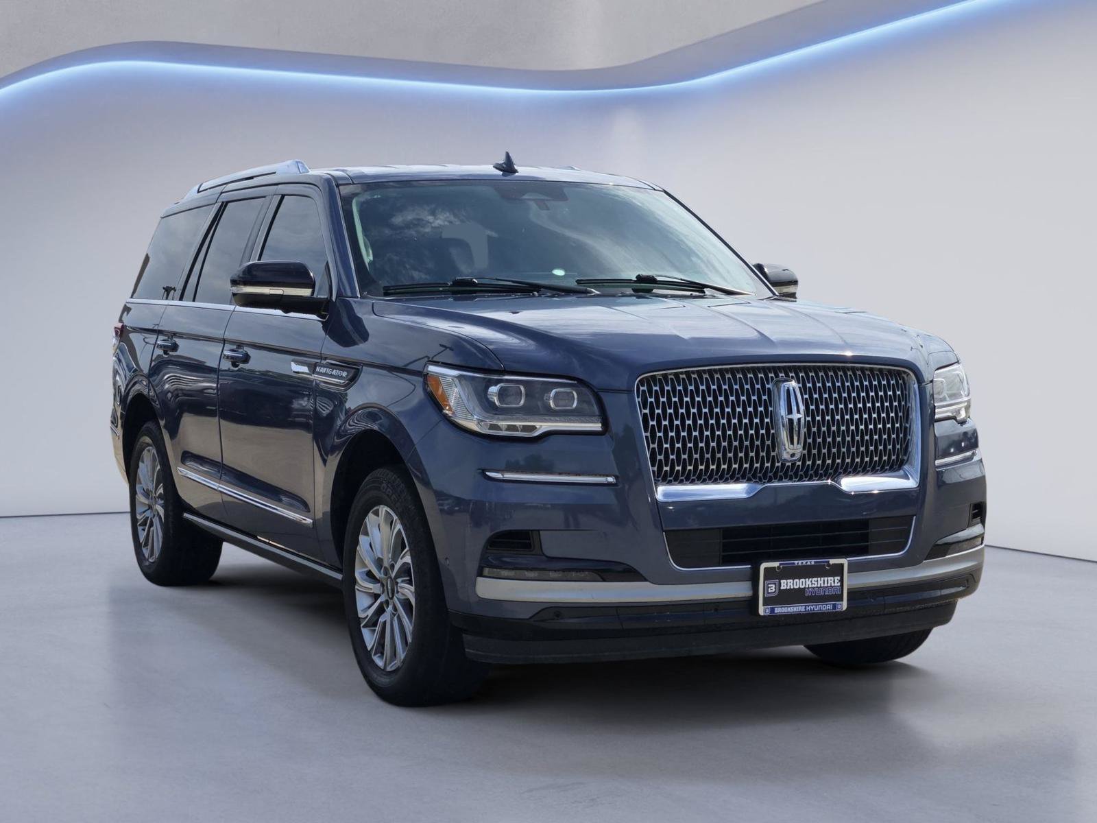Used 2023 Lincoln Navigator 2WD image 3