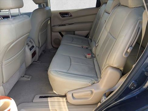 Used 2014 Nissan Pathfinder SV image 16